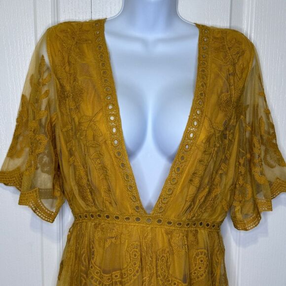 Honey Punch Deep Plunge Neck Flutter Sleeve Lace Romper Mustard Gold Size Medium - Picture 3 of 11